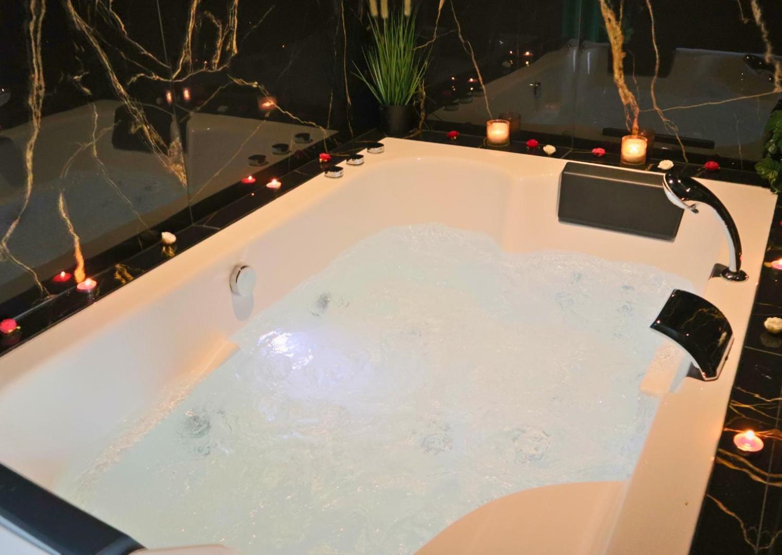 Sejour Detente A Saint-Omer - Jacuzzi Prive, Terrasse, Centre-Ville Et Parking Gratuit Esterno foto