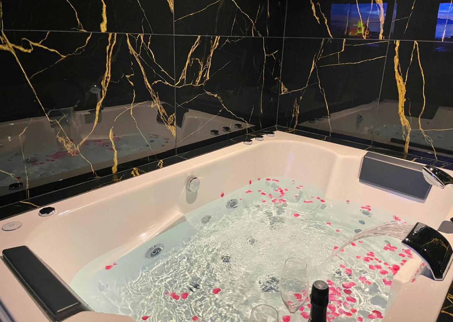 Sejour Detente A Saint-Omer - Jacuzzi Prive, Terrasse, Centre-Ville Et Parking Gratuit Esterno foto